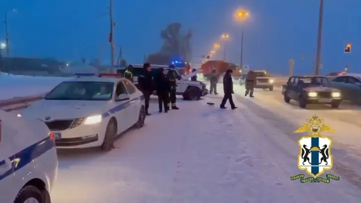 Новосибирцы несут цветы и игрушки к месту ДТП с шестью погибшими