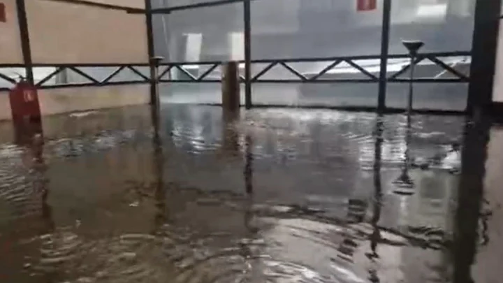 Гроза затопила курилку в Госдуме: депутатам пришлось потесниться