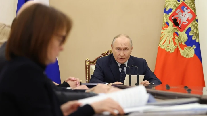 Нужно что-то делать, экономика тормозит: Путин поручил придумать, как вернуть рост ВВП