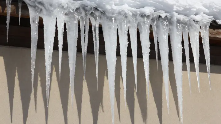 На Камчатке глыба льда упала с крыши и выбила окно