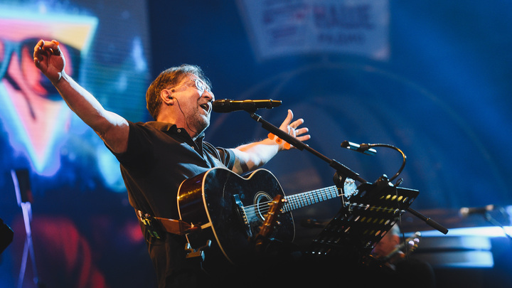 Обещавший отказаться от наград лидер ДДТ сорвал свой концерт из-за буквы Z