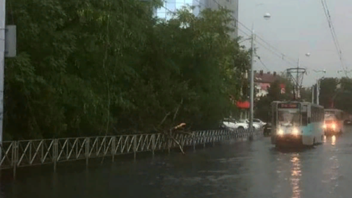 Из-за сильного ливня в центре Краснодара парализовано движение электротранспорта