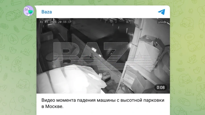 Машина с женщиной внутри упала с пятого этажа парковки и попала на видео