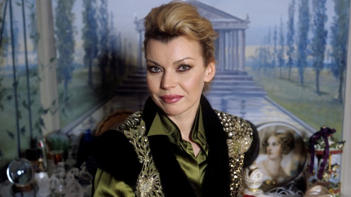 Певицу Ладу Дэнс увезли в больницу на каталке после ДТП в Подмосковье