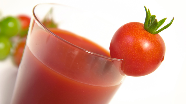 Лучше свежих помидоров: Врач назвала неожиданное свойство томатного сока