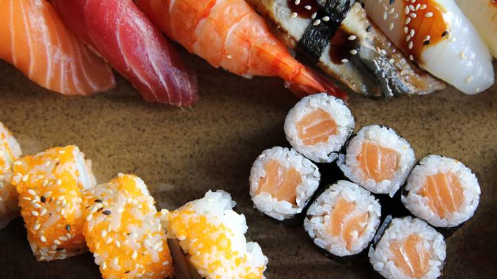 Роллы и суши привели в больницу 13 человек: В Екатеринбурге массовое отравление