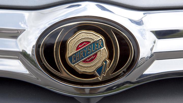 В Краснодаре пару оштрафуют за фотосессию на Chrysler возле здания ЗСК