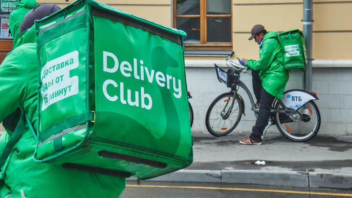 Этот курьер уже уволен: Delivery Club скроет номера после заигрывания работника с клиенткой