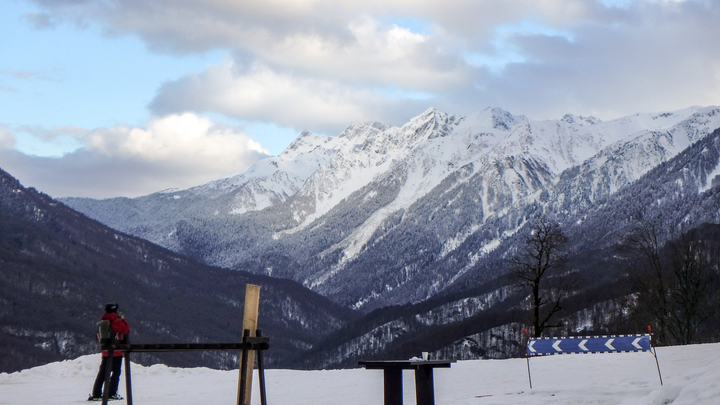 В горах Сочи сноубордист едва не погиб под снежной лавиной
