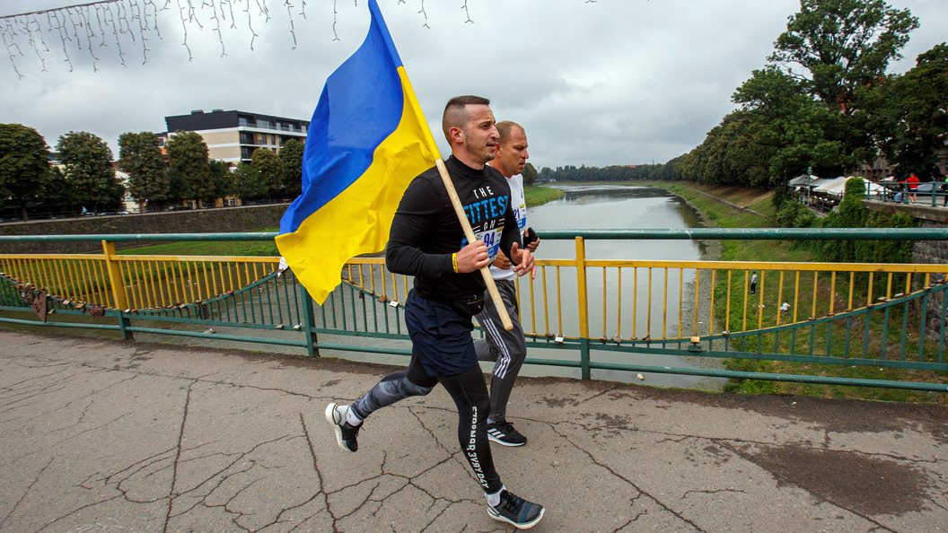 Украинский оппозиционер. Украинская оппозиция. Зеленский фотографируется с флагом Украины и армией. Охрана Зеленского перевернутый флаг Украины.