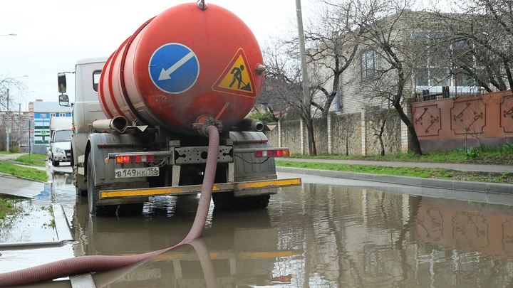 В Краснодаре спецтехника откачивает воду после ночного дождя с шести подтопленных улиц