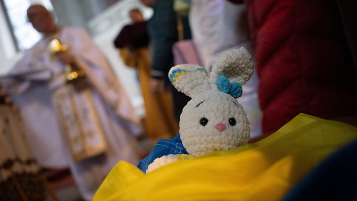 Вандалы уродуют детские площадки: Украинизация Европы в картинках