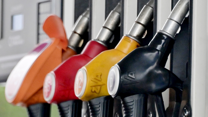 При чём здесь социальные взрывы?: Песков развеял слухи по поводу ограничений на экспорт бензина