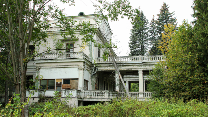Ушла с молотка за 400 млн рублей. Кому сейчас принадлежит дача Сталина?