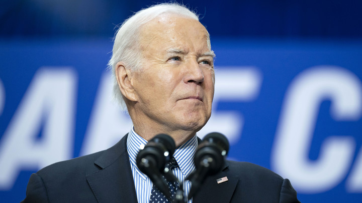 Джо Байден окончательно превратился в немощного. Тогда кто управляет США?