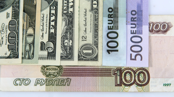 Рублю предрекли падение за 100. Скорость поразит: И не надо ждать 2027 года