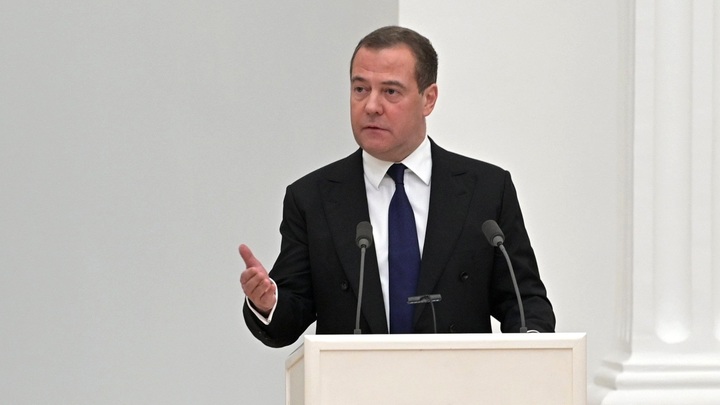 Медведев обвинил Зеленского в бесстыдном подыгрывании Харрис