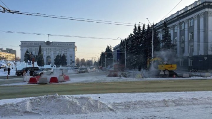 Повреждение теплосети произошло напротив здания Главпочтамта в Кемерове