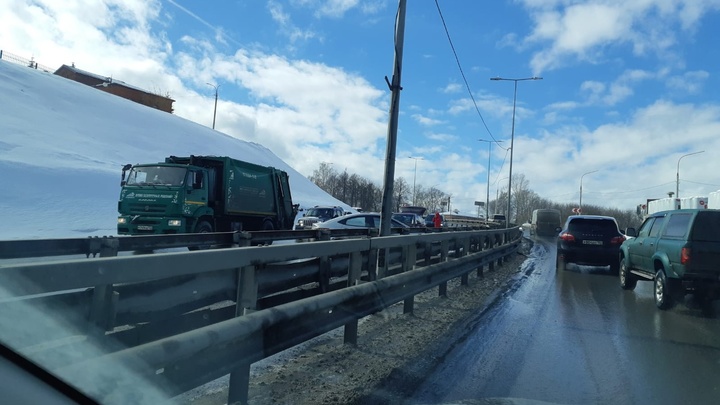На двух опорах нижегородского метромоста обрушился бетонный слой