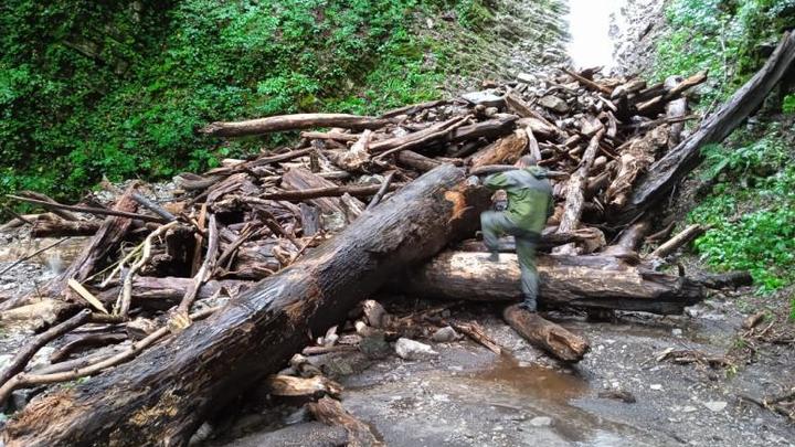 В Сочи размыло дорогу, соединяющую село Аибга с цивилизацией. Вмешалась прокуратура