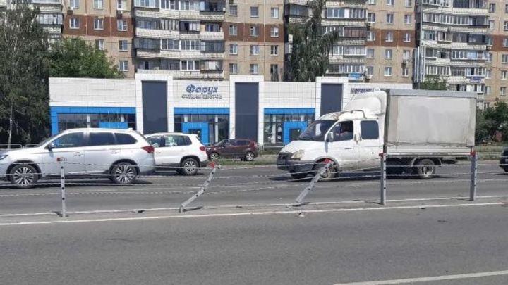 В Челябинске обсуждают ДТП, в котором авто врезалось в металлические тросы