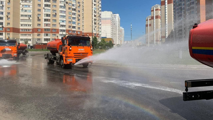 Из-за адской жары в Подмосковье снова начали поливать дороги