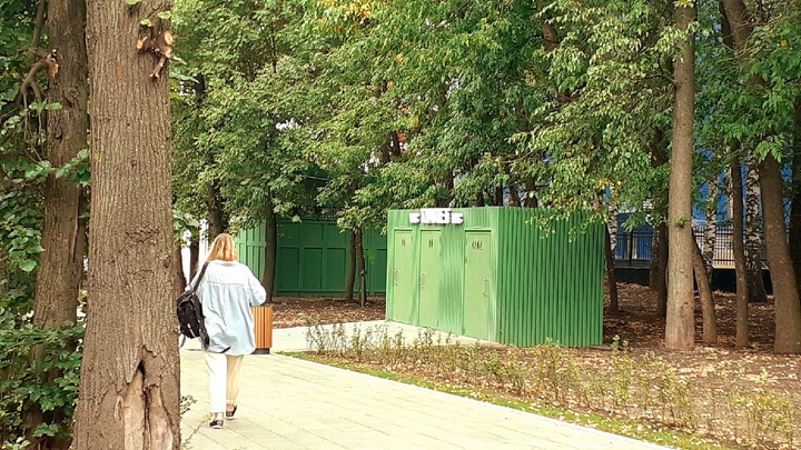 Новые туалеты в парке Швейцария разломали хулиганы в Нижнем Новгороде