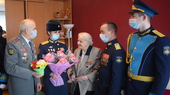 В Самарской области спецназовцы вручили цветы женщинам – героям ВОВ в честь 8 марта