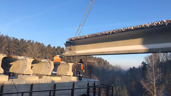 На 150-метровой эстакаде в Кольцово под Новосибирском смонтировали все 49 балок