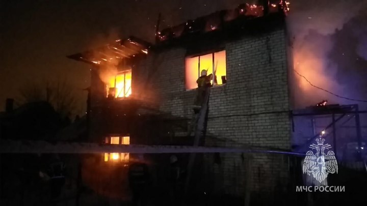 В Самаре утром 7 февраля огонь охватил два частных дома