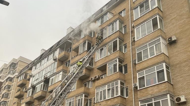 В Анапе из горящей многоэтажки спасли мать с двумя детьми