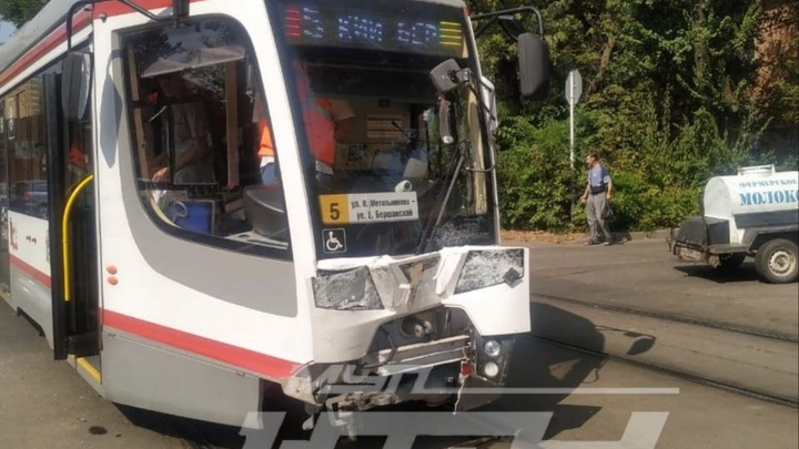 В Краснодаре Газель перевернулась после столкновения с трамваем