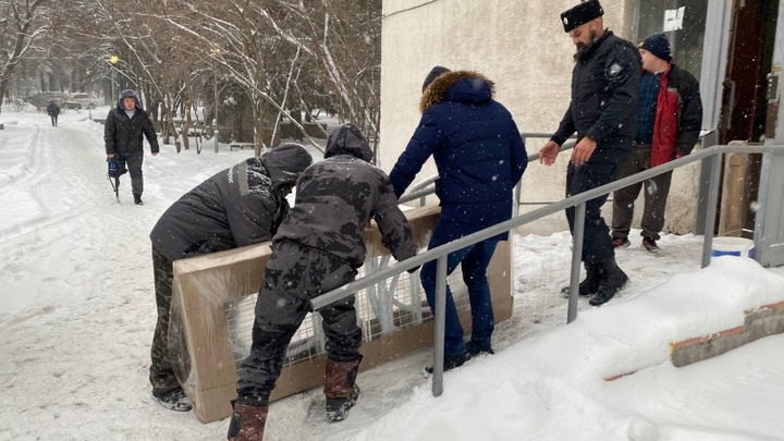 Казаки передали в новосибирский госпиталь воинов СВО сотню новых кроватей