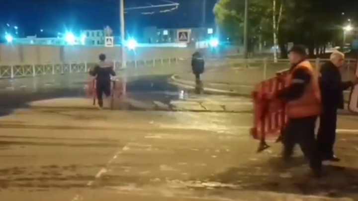 В Петербурге кипятком затопило Серебристый бульвар, троллейбусное депо оказалось заблокированным