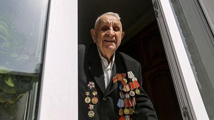 В Новосибирске юнармейцы исполнили военные песни под окном ветерана ВОВ