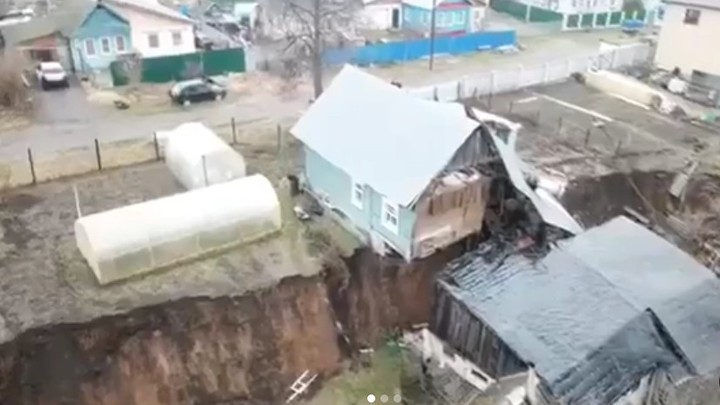 Новые трещины появились на домах в Кстовском районе спустя месяц после крупного оползня