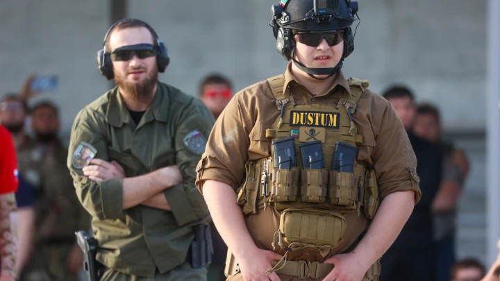 104 бриллианта, 18-каратное белое золото, лимитка - 18 штук: 17-летний сын Кадырова показал часы почти за полмиллиона долларов