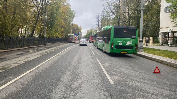В центре Екатеринбурга в час пик столкнулись два автобуса