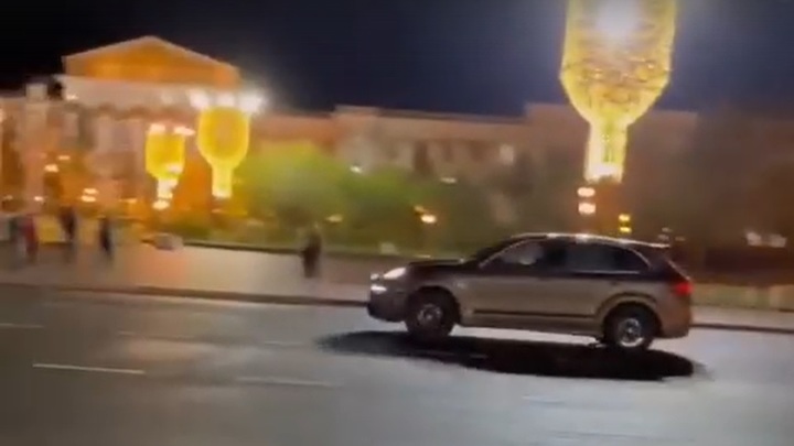 Пьяный лихач на Porsche Cayenne рассекал по площади Ленина в Чите