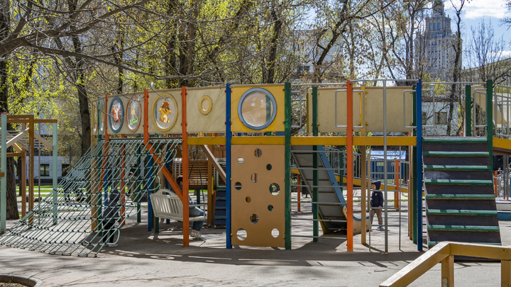 Кудрявый незнакомец выстрелил в лицо ребёнку на детской площадке в Полюстрово