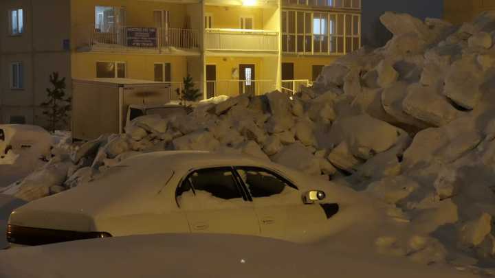 В Новосибирске глыба льда рухнула с балкона дома на автомобиль