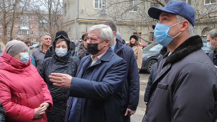Глава Ростова Алексей Логвиненко пришел на встречу с горожанами в бейсболке за 60 тысяч рублей