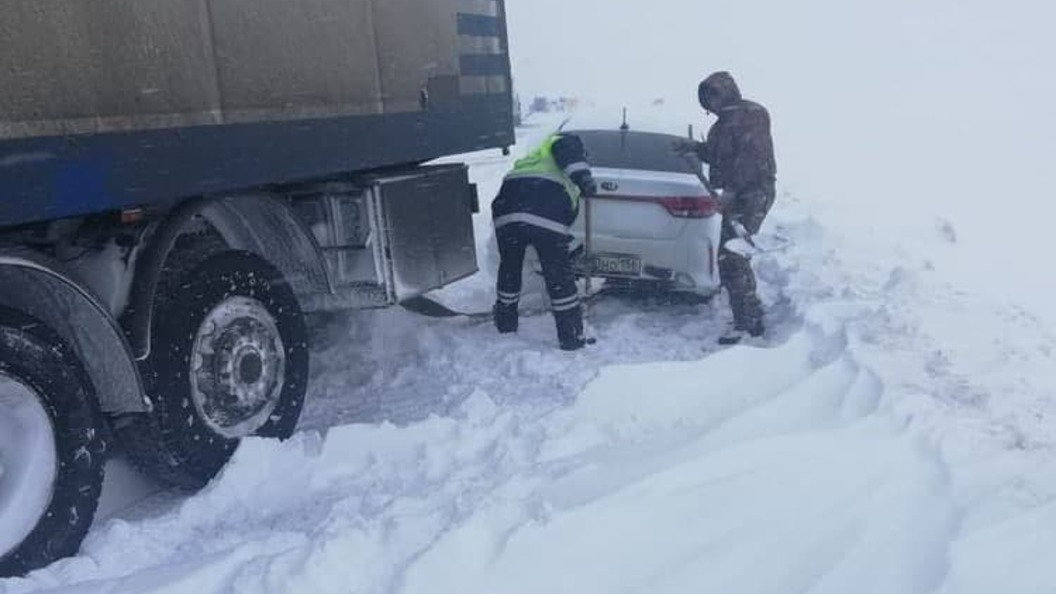 Самара оренбург перекрытие. Снегопад на трассе. Снежные заносы на трассе. Снежные заносы в Ростове.