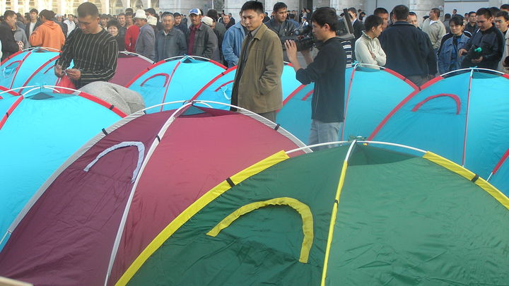 В Бишкеке введут режим ЧП. Возможен комендантский час и ограничение связи