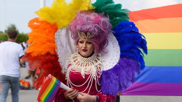 Студента в сарафане из Петербурга уличили во лжи: Уважаемый, вас выгнали не за ориентацию