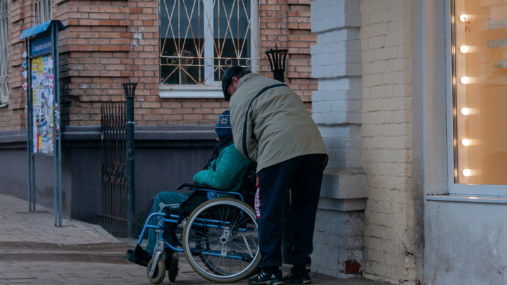 Комфортная городская среда: в Краснодаре инвалид-колясочник застрял в яме посреди лужи