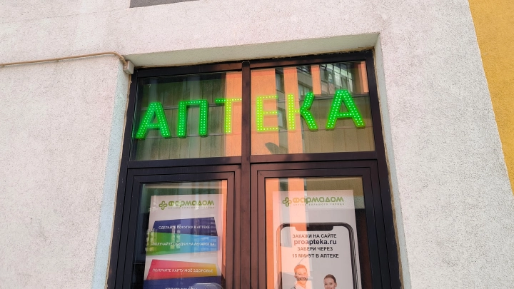 Похожего на главу Краснодара мужчину заметили на костылях около аптеки