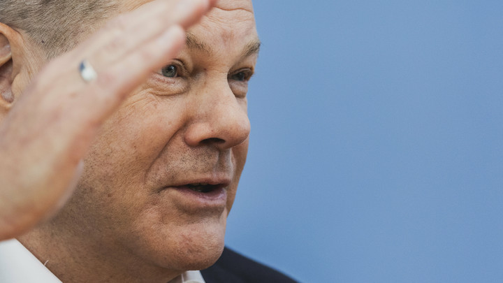Шольц отреагировал на поставки кассетных бомб Украине