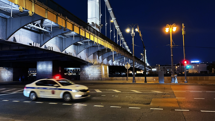 В Москве автомобиль BMW врезался в электроопору и загорелся