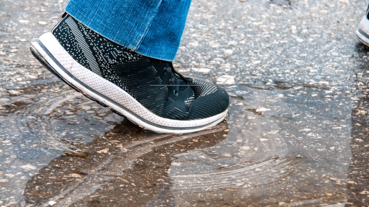 Стелька с подогревом едва не лишила москвича ноги: Ботинок сгорел за несколько минут